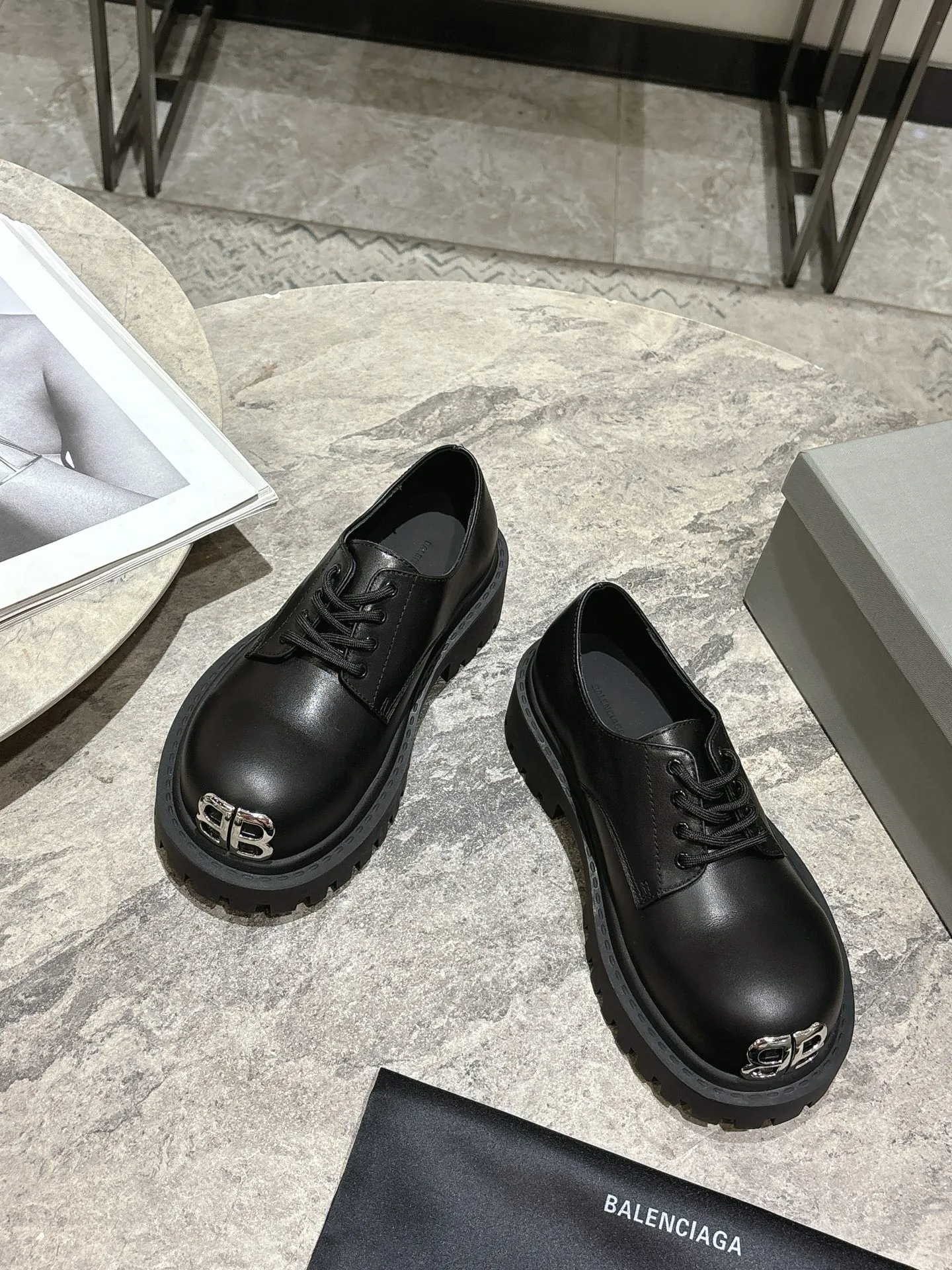 👟👟Ex-factory price 660👟👟 BALENCIAGA Balenciaga's new Stomper Derby big-toe derby shoes. This pair of shoes is simply a dark horse in this year's fashion circle. The exaggerated big-toe design makes people fall in love at first sight! 💖 When I first saw it, I was attracted by the big B logo. It’s so recognizable! Wear it, whether paired with skinny jeans or wide-leg pants, you can easily style it and look extremely fashionable! The double B decorative buckle is hand-inlaid with pure copper hardware. ▪Fabric: original full-grain cowhide. ▪Inner feet: water-dyed cowhide. ▪Sole: original rubber outsole.